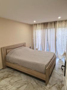a bedroom with a bed in a room with curtains at Maison de Luxe Entière in Chalon-sur-Saône