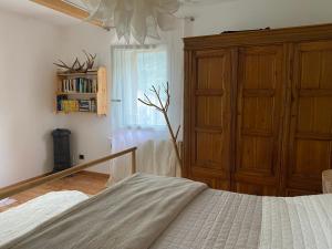 a bedroom with a bed and a wooden cabinet at Xenìa in Villalago