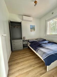 a bedroom with a bed and a tv in it at Tiny house am Wald eingezäunt in Meißendorf