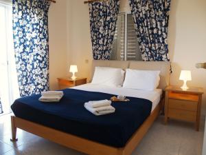 En eller flere senge i et værelse på Villas Ithaca Protaras