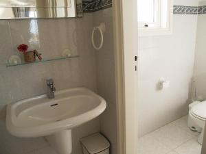 bagno con lavandino e servizi igienici di Villas Ithaca Protaras a Protaras
