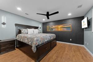 a bedroom with a bed and a ceiling fan at Ozark Skyline Retreat in Branson West
