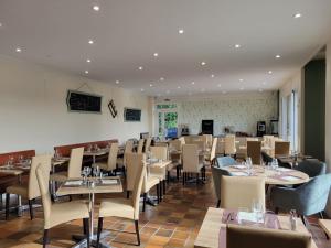 a dining room filled with tables and chairs at Océan et Forêt in Les Mathes