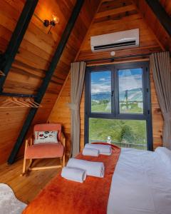 a bedroom with a large bed and a window at Koda Bungalov in Ardeşen