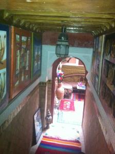 un pasillo de una casa con un arco en una habitación en Riad Tarik, en Marrakech