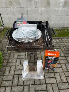 a barbecue grill with a plate on top of it at Chalupa Pohoda Demänová in Liptovský Mikuláš – Demänová