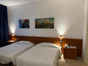 two beds in a hotel room with twoermottermott at Venice Hotel con Colonnine Elettriche in Grisignano di Zocco +49 photos