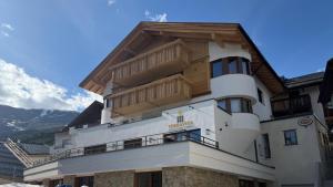 a building with a balcony on top of it at Terravita in Fiss