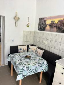 a bed in a room with a black couch at Stadtmitte-Iserlohn in Iserlohn