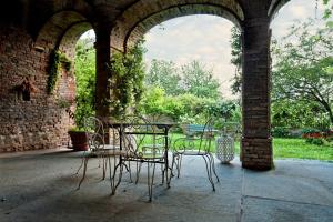 a patio with a table and chairs in a building at Casa Giulia in Castagnole Lanze