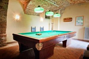 a pool table in the middle of a room at Casa Giulia in Castagnole Lanze