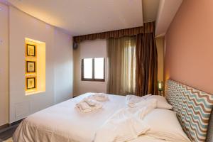 Postel nebo postele na pokoji v ubytování Cavo Seaside Suites