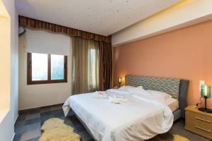 Postel nebo postele na pokoji v ubytování Cavo Seaside Suites