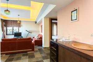 TV a/nebo společenská místnost v ubytování Cavo Seaside Suites