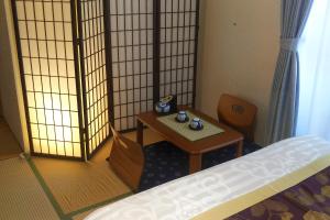 a small room with a table and a bed at ESPERANZA103 広い綺麗快適高速WiFi in Tokyo +19 photos
