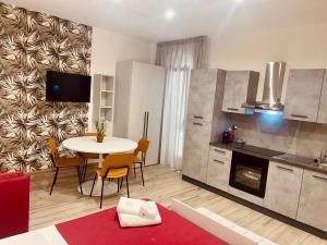 a kitchen and dining room with a table in a room at Bonaventura in Porto Cesareo