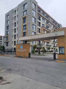 an empty street in front of a large building at MAYA Studio-Onix Blue with Private Parking, Mamaia Nord in Mamaia Sat/Năvodari