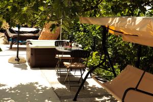 a patio with a table and a bath tub at La Casa Di Martin in Ulcinj