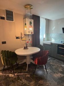 a room with a table and chairs and a kitchen at GZP Residence Lugoj 13 in Lugoj