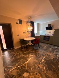 a room with a table and chairs and a kitchen at GZP Residence Lugoj 13 in Lugoj