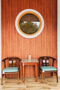 a table and two chairs and a mirror at DD Villa in Pathiu