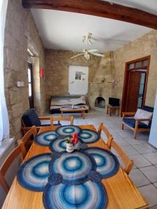 ein Esszimmer mit einem Tisch, auf dem ein blauer Teller steht in der Unterkunft Spanos House in Goudhi