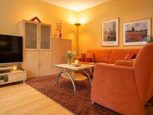 a living room with a couch and a table at Gemütliche und Zentrumsnahe Wohnung in Goslar in Goslar
