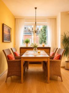 a dining room with a wooden table and chairs at Gemütliche und Zentrumsnahe Wohnung in Goslar in Goslar