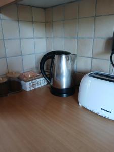 Ein Teekessel steht auf der Arbeitsfläche neben einem Toaster. in der Unterkunft Spanos House in Goudhi