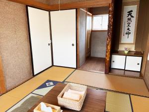 an overhead view of a room with a mirror at おかげ参り宿場 in Ise