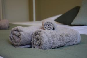 a towel animal made out of towels on a bed at TheCozyHideaway in Lungern