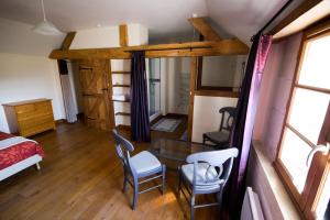 a room with a bed and a table and chairs at Le Clos de La Réserve in Cinq-Mars-la-Pile