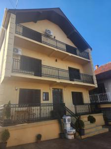 a apartment building with a balcony and a staircase at Prenociste T-07 in Smederevo