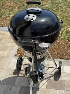a black grill sitting on top at Apartment Terra Verde in Kastel Stari