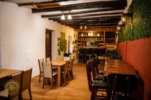 a restaurant with tables and chairs and a bar at Hotel Pueblo Dorado Sesquilé in Sesquilé