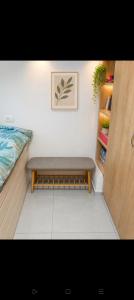 a bench sitting in the corner of a room at נופש חלומי בכנרת in Tiberias