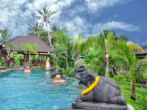 posąg słonia w basenie w obiekcie Bucu Guest House w mieście Ubud