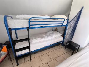 a couple of bunk beds in a room at Villa vague bleue Blankenberge in Blankenberge