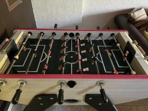 a game of snooker in a wooden table at L'Orchidée in Les Avirons