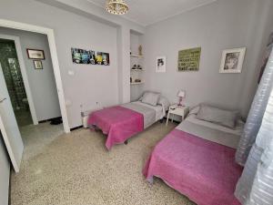 two beds in a room with pink sheets at Tranquilo y céntrico en Chipiona in Chipiona
