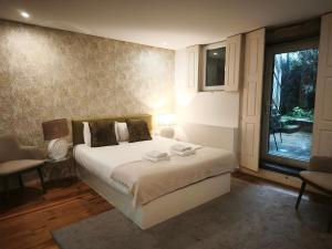 a bedroom with a large bed and a window at Citybreak-apartments Lapa in Porto