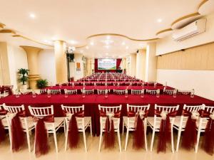 a large banquet hall with a red table and chairs at Khách Sạn Mỹ Kim in Cà Mau
