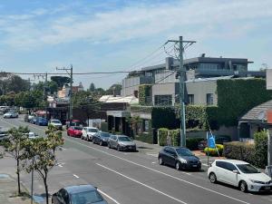 a street with cars parked on the side of a road at Beachside flat with free parking in Melbourne +34 photos