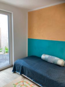 a bedroom with a bed with a blue bedspread at Ferienhaus Riemanns Refugium in Eutin