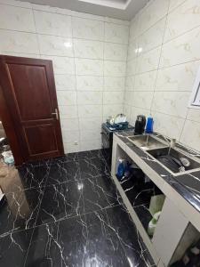 eine Küche mit Arbeitsplatte und Spüle in der Unterkunft Palace M&E in Douala + 8 Fotos