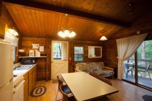 Kitchen o kitchenette sa Lake Texoma Camping Resort Cabin 4