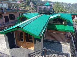 a green roof on a building with a balcony at The Vista Retreat in Shimla