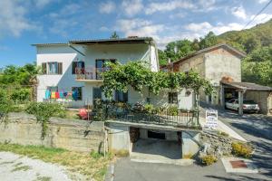 une maison avec un balcon sur le côté de celle-ci dans l'établissement Farm Stay Ferjančič, à Vipava