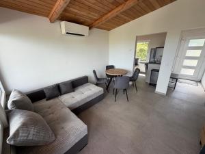 a living room with a couch and a table at Panorama Chalet Fahner Höhe nahe Erfurt mit Klimaanlage in Witterda