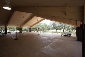 een grote lege parkeerplaats met een basketbalveld bij Medina Lake Camping Resort Studio Cabin 1 in Lakehills